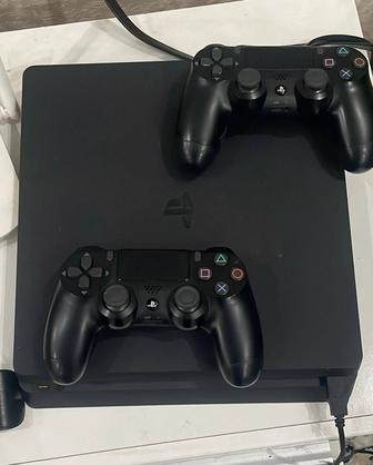 PlayStation 4 slim
.