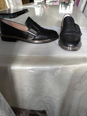 Туфли кожаные с металлической отделкой