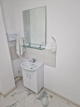 Мойка, тумба, смеситель, насос, зеркало