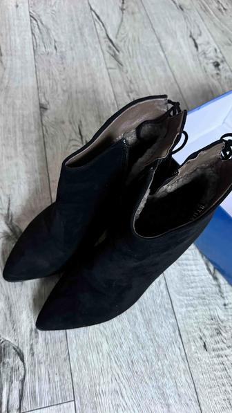 Продам ботинки женские