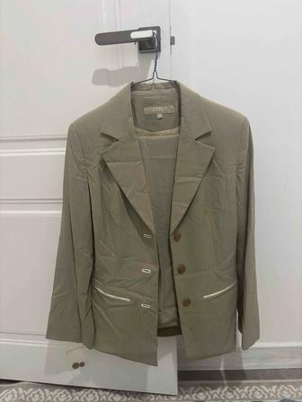 Женский костюм брюки и пиджак