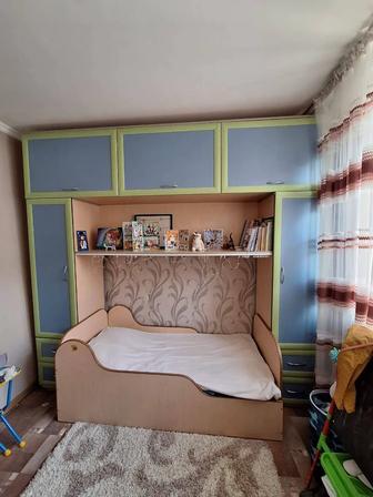 Кровать со шкафами, полка для игрушек