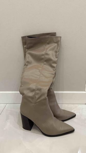 Сапоги демисезонные. Цвет тауп. Острый нос. Размер 38,5. Удобный каблук.