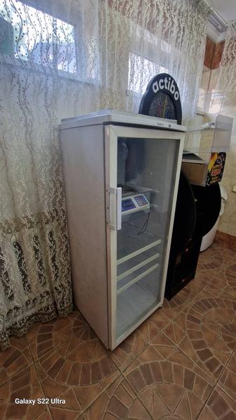 Продам холодильную витрину