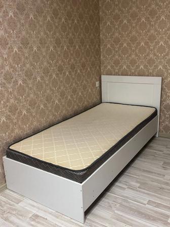 Срочно продаю кровать с матрасом в отличном состоянии