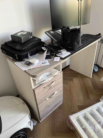 Продам компьютерный стол/письменный стол