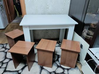 Продам новый кухонный стол с табуретками