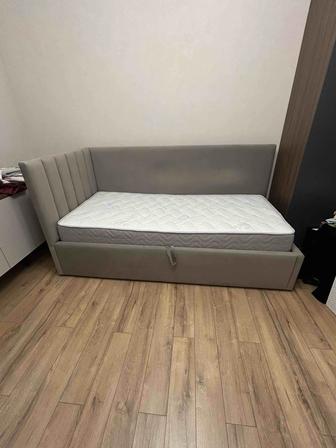 Продается кровать с матрасем. Размер матраса 90 см на 200.