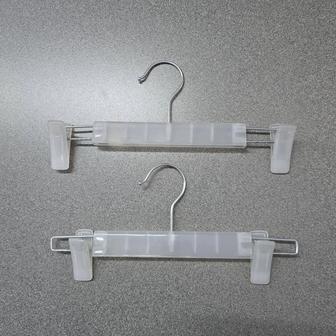 Вешалки-прищепки для одежды.