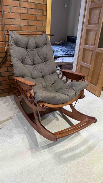 Кресло качалка деревянная