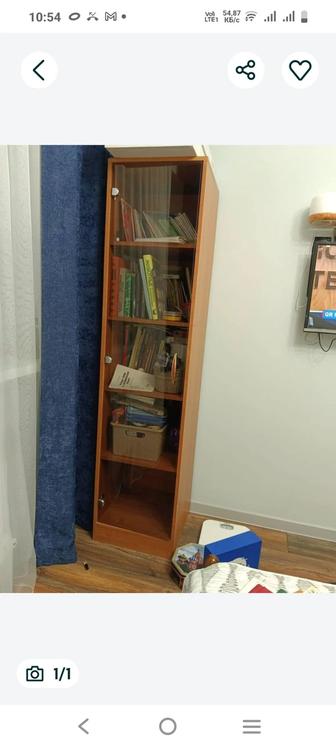 Стеклянный шкаф для книг ,мелочи ,посуды