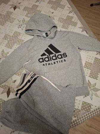 Спортивный женский костюм