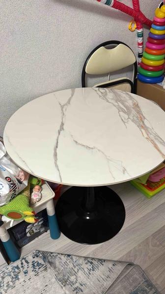 Продам круглый стол, диаметр 80. Мраморная столешница.