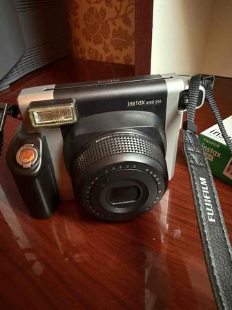 Продаю моментальный фотоаппарат instax wide 300