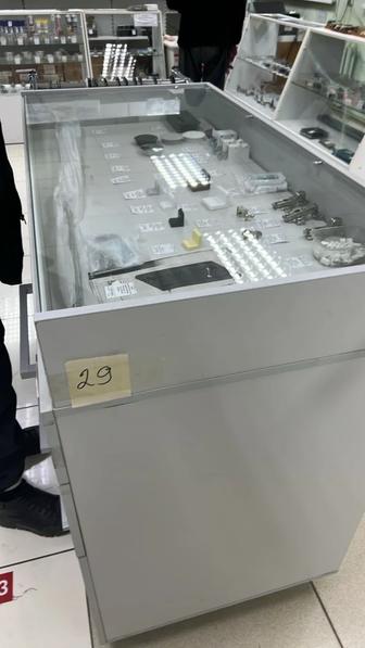 Продам оборудование , витрины для магазина