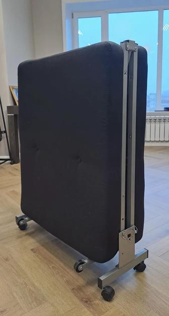 Продам раскладушку на колесиках в хорошем состоянии до 120 кг выдерживает