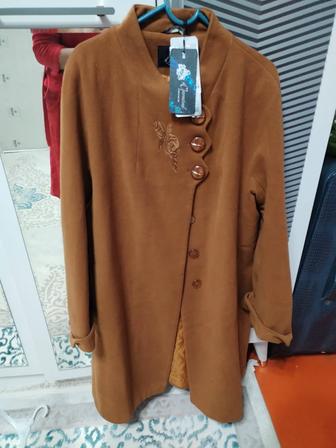 қоңыр пальто кестеленген гүлдермен және асимметриялық түймелермен