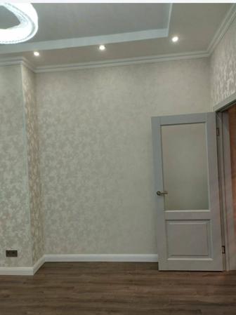 Клеим обои, поклейка обоев