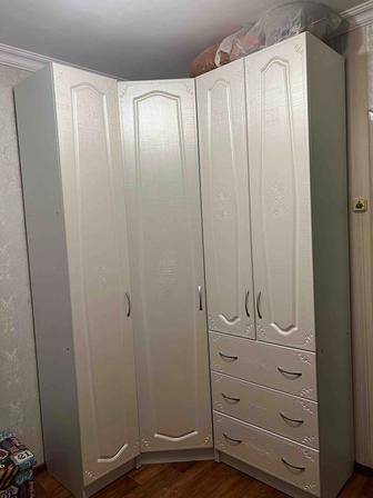 Угловой большой шкаф