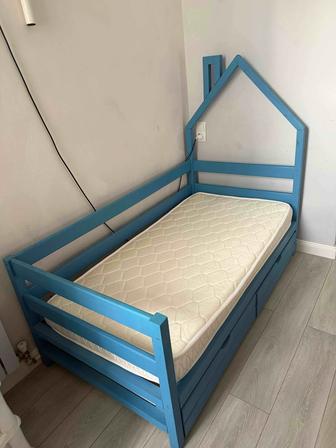 Продам детскую кровать с матрасом