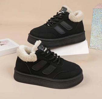 Продам кроссовки