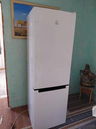 Холодилник индезит185см
