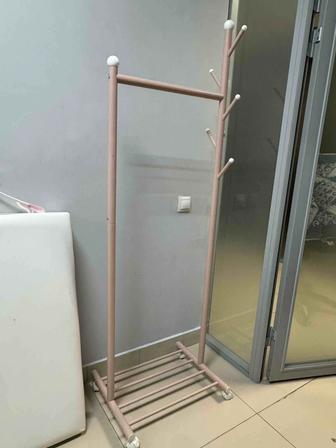 Продается красивая розовая вешалка для вещей