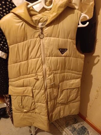 Безрукавка в хорошем состоянии