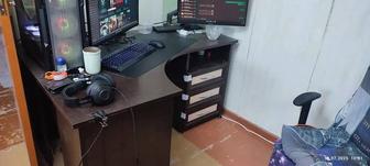 Игровой компьютерный стол в отличном состоянии