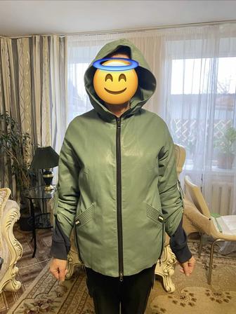 Продам демисезонную куртку приятного фисташкового/оливкового цвета.