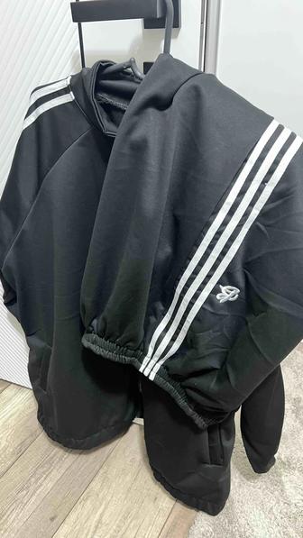 Продам спортивный костюм