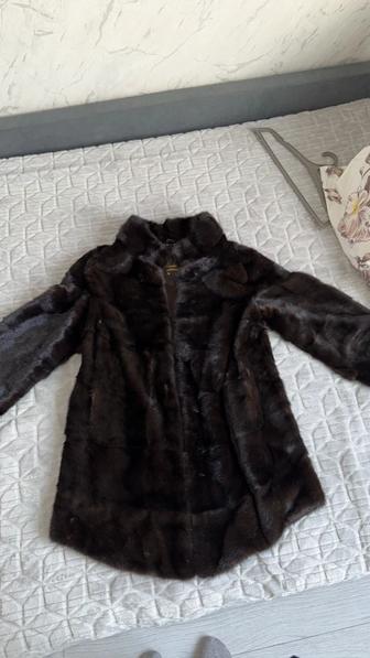 Натуральная шуба, мех, ниже колена, размер M отличное состояние