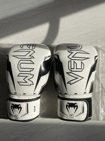 Боксерские перчатки Venum 12 oz белый