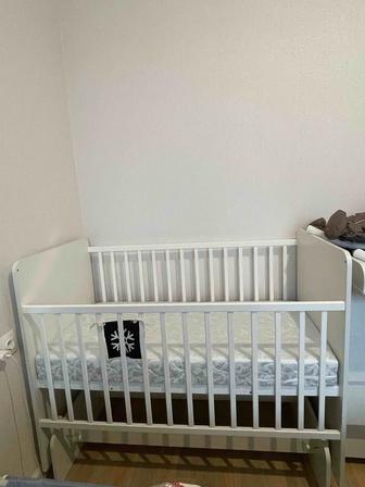 Продам детскую кровать, в подарок детский комод