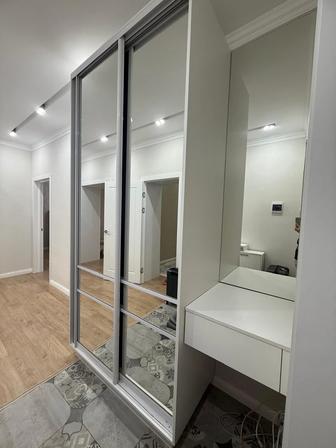 Шкаф- купе зеркальный.