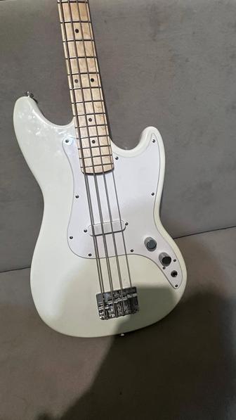 Продам басс гитару новую