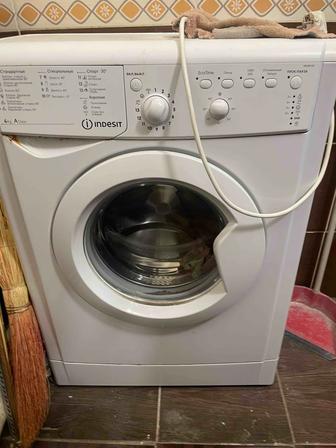 Продаю стиральную машину Indesit 4 кг подключай и стирай