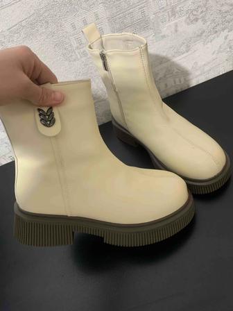 Женские ботинки