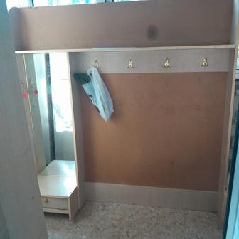 Отдам бесплатно шкаф для одежды , кровать с матрасом, прихожую с тумбой .
