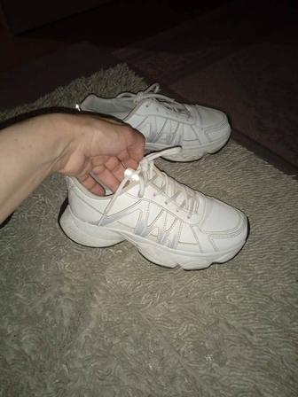 Кроссовки