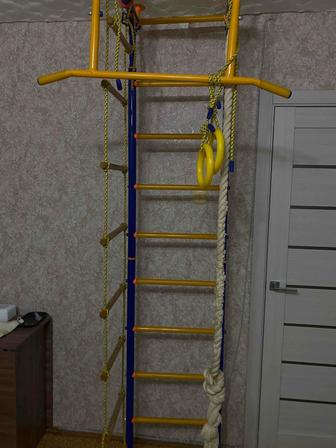 Шведская стенка для детей ( лесница, турник)