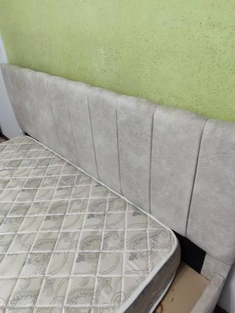 Продам двухспальную кровать с матрасом 180/200.