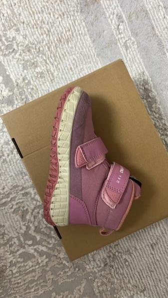 Продаю ботинку детская