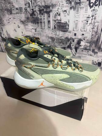 Спортивные кроссовки