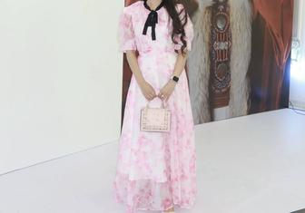 Розовое платье