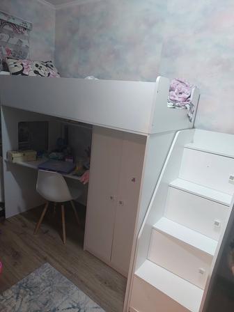 Продается кровать , стол , шкафы