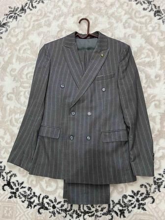 Продается двубортный костюм