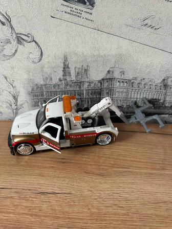 Продам машинку фирменную,машинку на пульту,настол.игры,