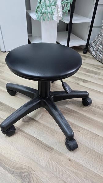 Стул на колёсиках