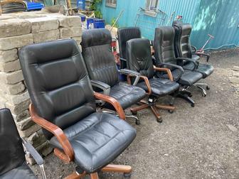 Продам кожаные стулья офисные